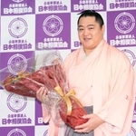 　現役引退の記者会見を終え、花束を手に笑顔の元小結遠藤の北陣親方＝９日、福岡市