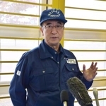 　避難訓練を視察後、取材に応じる花角英世新潟県知事＝９日午後、新潟市