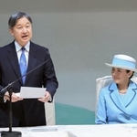 　第４４回全国豊かな海づくり大会の式典であいさつされる天皇陛下と皇后さま＝９日午前、三重県志摩市（代表撮影）