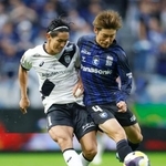 　Ｇ大阪-神戸　後半、競り合う神戸・武藤（左）とＧ大阪・黒川＝パナスタ