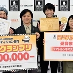 　「竜宮の誘い」で弁慶グランプリに選ばれ、写真に納まる山田純監督（左から２人目）ら＝９日午後、和歌山県田辺市