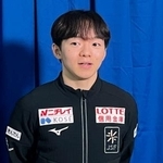 　優勝から一夜明け、取材に応じる鍵山優真＝９日、大阪府門真市