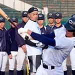 　ティー打撃を指導するイチローさん＝８日、新潟県長岡市