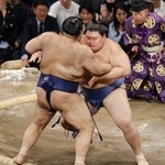 　大の里（奥）が寄り切りで高安を下す＝福岡国際センター