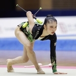 　女子個人種目別のクラブで優勝した鈴木菜巴＝高崎アリーナ