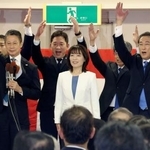 　広島県知事選で初当選を確実にし、喜ぶ横田美香氏（中央）。右は岸田文雄元首相＝９日夜、広島市中区