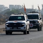 　遺体を運ぶ赤十字の車＝９日、ガザ地区デールバラハ（ロイター＝共同）