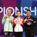 　女子個人の表彰式で銀メダルを手に笑顔の森ひかる（左）＝パンプロナ（共同）