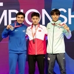 　男子個人の表彰式で銅メダルを手にする宮野隼人（右）＝パンプロナ（共同）