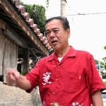 　沖縄県南城市議選の投票が始まり、取材に応じる古謝景春市長＝９日午後、南城市