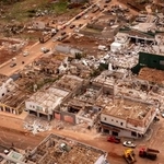 　竜巻の被害地域の空撮＝９日（ロイター＝共同）