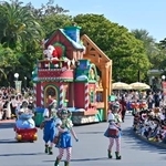 　東京ディズニーランドのクリスマスパレード＝１０日、千葉県浦安市
