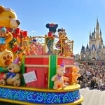 　東京ディズニーランドのクリスマスパレード＝１０日、千葉県浦安市