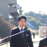 　記者団の質問に答える日本維新の会の藤田共同代表＝１０日午後、神奈川県横須賀市