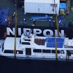 　２０２２年５月、海面上までつり上げられた観光船「ＫＡＺＵ　１」＝北海道斜里町沖