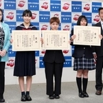 　記念撮影に納まる（左２人目から）堀内千愛さん、矢嶋由乃さん、杉本実希さんら＝１０日午後、警察庁