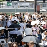 　外国人観光客らで混雑する東京・原宿の竹下通り＝６月