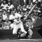 　打球の行方を見る巨人の長嶋茂雄さん