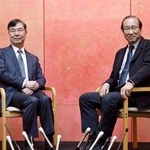 　記念写真に納まる、ノーベル生理学・医学賞に選ばれた坂口志文大阪大特任教授（左）と化学賞に選ばれた北川進京都大特別教授＝１０日午後、京都市左京区