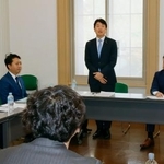 　大都市制度の在り方を議論する勉強会の初会合で、あいさつする国民民主党の足立康史参院議員（右から２人目）＝１０日午後、大阪市北区