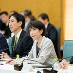 　「日本成長戦略会議」で発言する高市首相（右から２人目）。近く決定する経済対策に盛り込む重点施策を取りまとめた＝１０日午後、首相官邸