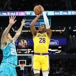 　ホーネッツ戦でシュートを放つレーカーズの八村＝シャーロット（ＮＢＡＥ・ゲッティ＝共同）