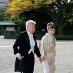 　大綬章の親授式に向かう尾辻秀久前参院議長（左）＝１１日午前、宮殿・南車寄