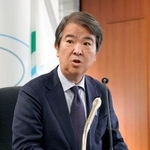 　記者会見する石原宏高環境相＝１１日午前、環境省