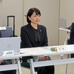 　市特別職報酬等審議会に出席した小川晶市長（中央）＝１１日午前、前橋市役所