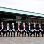 　大綬章の親授式を終え、記念写真に納まる受章者。左から７人目は尾辻秀久前参院議長、同８人目は戸倉三郎前最高裁長官＝１１日午前、宮殿・東庭