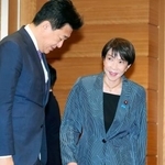 　閣議に臨む高市首相（右）ら＝１１日午前、首相官邸