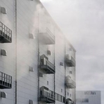 　煙が上がるインターネット通販大手アマゾンの倉庫＝１１日午後０時１５分、大阪府茨木市