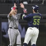 　昨年７月のオールスター第１戦で、２ランを放ち岡本和（左）とタッチを交わす全セ・村上＝エスコンフィールド