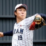 　ブルペンで投球練習する高橋宏＝サンマリン宮崎