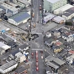 　埼玉県八潮市の県道が陥没しトラックが転落した事故現場＝２月