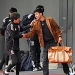 　ガーナ戦に向けた合宿に合流した遠藤（右）＝千葉市内