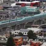 　福島市を走行する東北新幹線の車両＝２０２２年