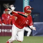 　ＮＴＴ西日本-日本生命　７回、日本生命・松本が２点三塁打を放つ＝京セラドーム