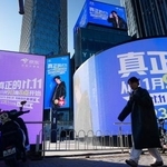 　大型画面に表示された通販サイトの値引きセールの広告＝１１日、北京（共同）