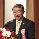　４月、シンポジウムであいさつする中国の薛剣駐大阪総領事＝大阪市北区