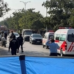 　１１日、パキスタンの首都イスラマバードで、爆発が起きた現場に停車する救急車両（ロイター＝共同）