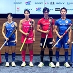 　ホッケー日本代表の新ユニホームを披露する選手たち。左から３人目は女子の共同主将河合珠音＝１１日、東京都新宿区