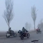 　激戦が続くウクライナ東部ポクロウシクに入るロシア兵。１０日に公表されたＳＮＳの動画の一部（ロイター＝共同）