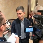 　取材に応じるパドレスのプレラーＧＭ＝１１日、米ラスベガス（共同）