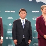 　Ｇ７外相会合で写真撮影に臨む茂木外相（中央）ら＝１１日、カナダ・ナイアガラオンザレーク（共同）