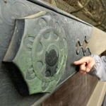 　油のような液体がかけられた成田山新勝寺＝２０１５年、千葉県成田市