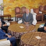 　会談に臨む自民党の鈴木幹事長（奥右）と立憲民主党の安住幹事長（同左）ら＝１２日午前、国会