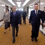 　平壌に到着したラオスのトンサワン外相（手前左）＝１１日（共同）