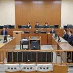 　北海道・知床半島沖の観光船沈没事故で、運航会社社長桂田精一被告の初公判が行われた釧路地裁の法廷＝１２日午前（代表撮影）