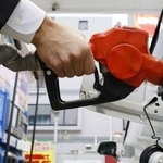 　ガソリンスタンドで給油＝東京都内